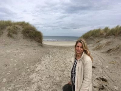 Wandelcoach Claudia Minnes aan het strand